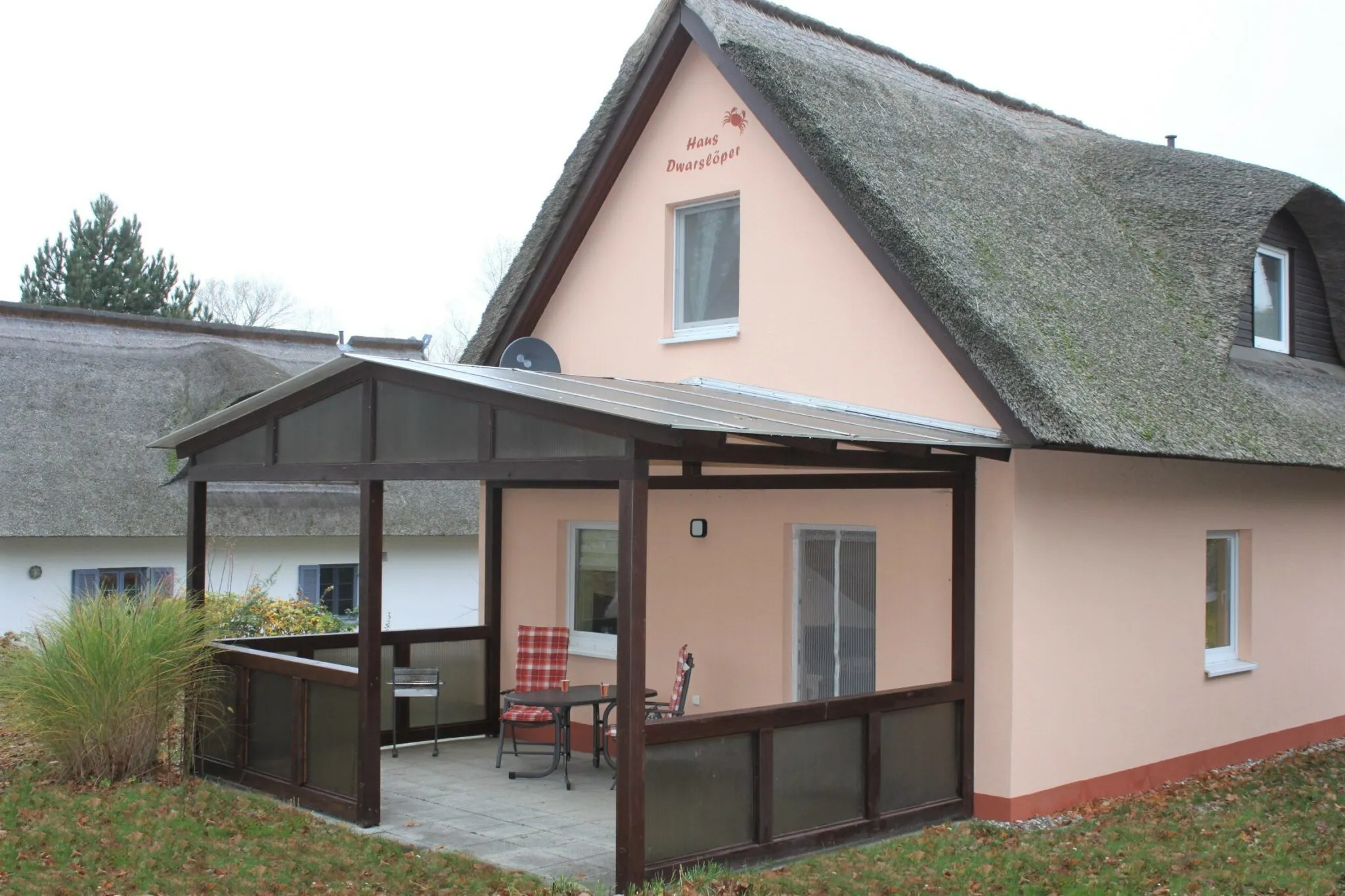 Ferienhaus Dwarslöper mit überdachter Terrasse und Reetdach