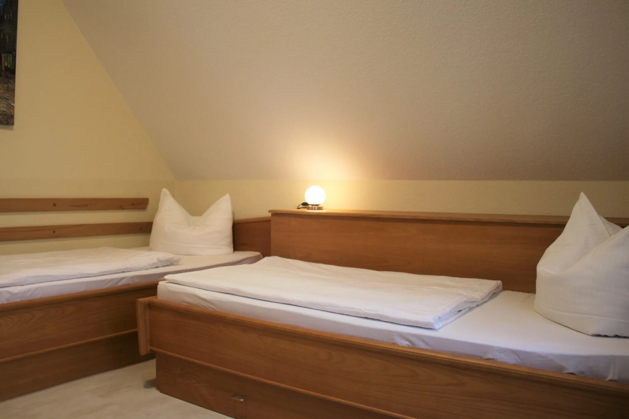 Zweites Schlafzimmer mit zwei von drei Einzelbetten