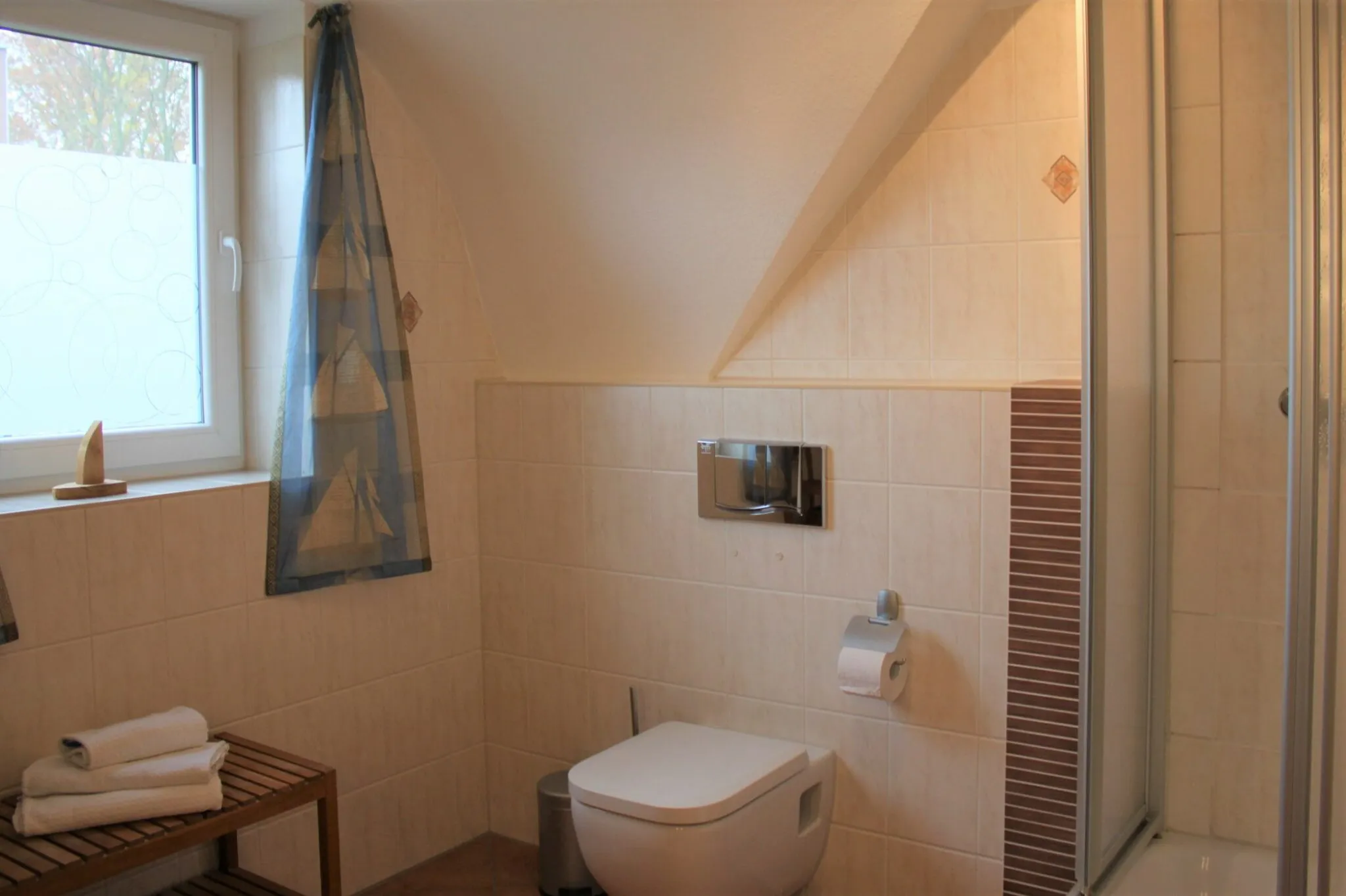 Badezimmer mit maritimer Dekoration und Fenster