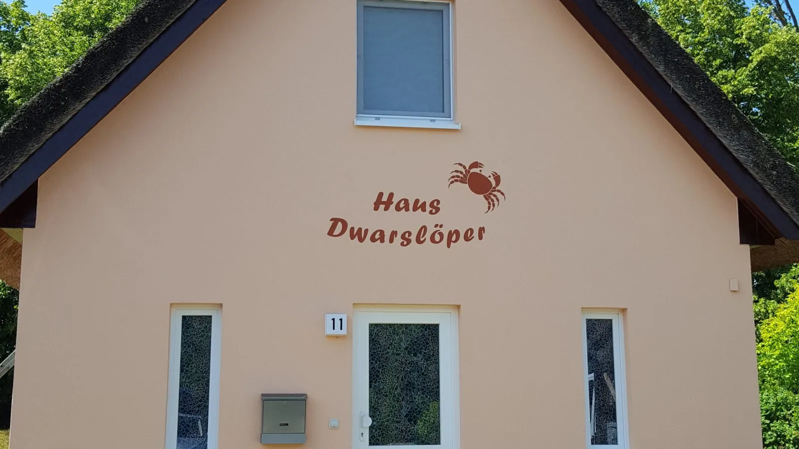 Giebel des Ferienhauses mit dem Schriftzug „Haus Dwarslöper“