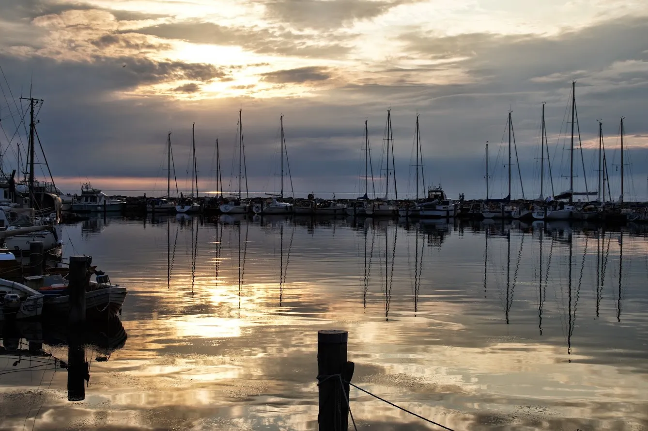 Segelboote im Hafen der Insel Poel bei Sonnenuntergang
